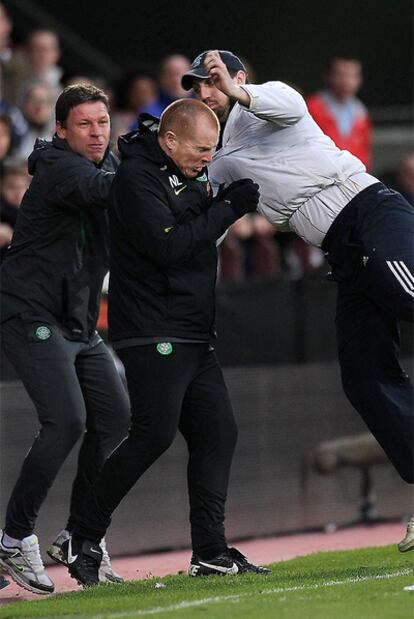 Instante en el que un hincha golpea al técnico Neil Lennon.