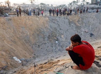 Un joven palestino observa el cráter provocado por un bombardeo israelí en el campo de desplazados de Al Mawasi, Jan Yunis, el 10 de septiembre de 2024.