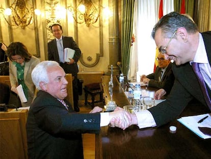 José Luis Baltar, concejal y presidente de la Diputación, felicita al alcalde de Ourense, Enrique Nóvoa, ayer en el ayuntamiento.