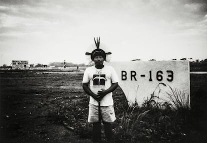 Akã na primeira visita à terra nativa: construção de rodovia cortaria o estado de Mato Grosso e a terra dos Panará, em 1991.Os Panará habitavam a Bacia do rio Peixoto de Azevedo, região que ia desde o município de Colider, no Mato Grosso, até o rio Iriri, no Pará, mas a construção da BR-163, na década de 1970, levou-os ao Parque do Xingu. Eles só voltariam para casa 20 anos depois.