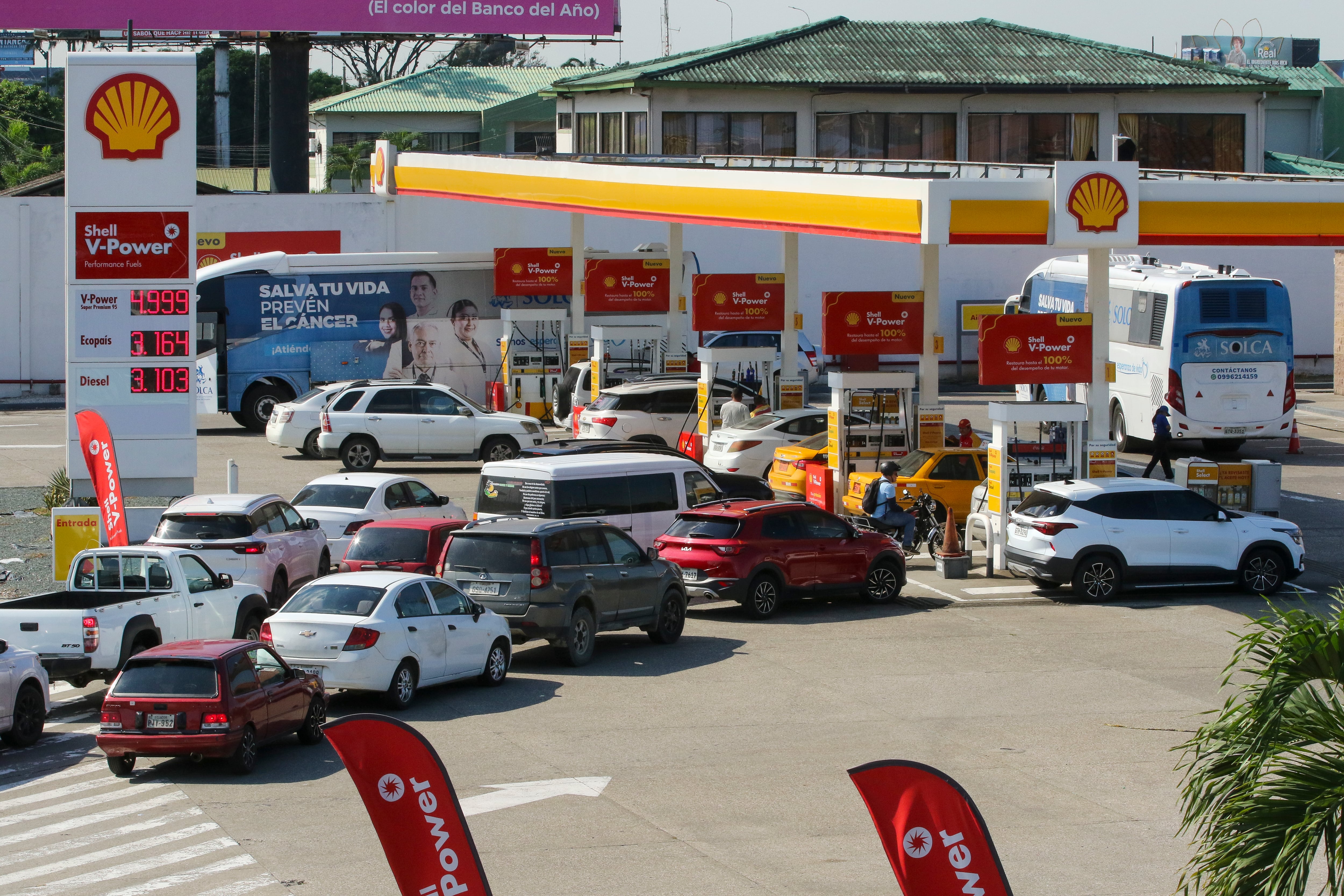 La paradoja de Ecuador: un país petrolero que hace hasta 72 horas de fila para comprar gasolina