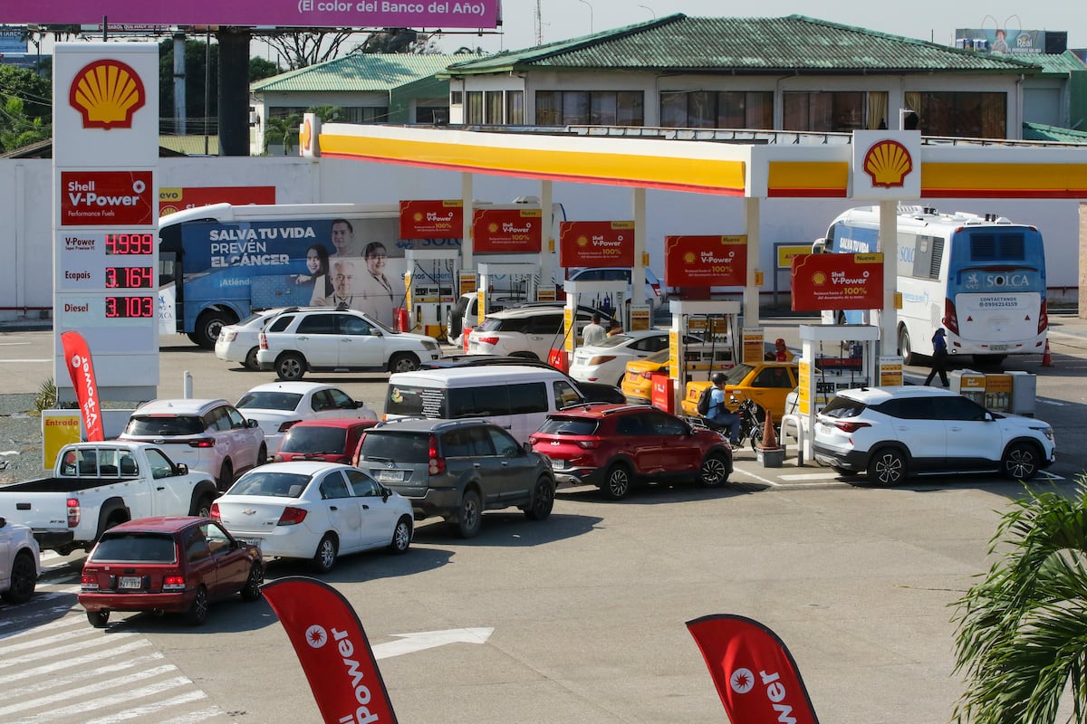The paradox of Ecuador: an oil-producing country where people wait in line for up to 72 hours to buy gasoline