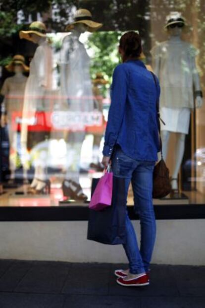 Una mujer contempla un escaparate.