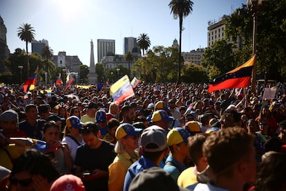 Miles de venezolanos se congregaron para demostrar su apoyo al presidente electo Edmundo Gonzlez Urrutia, en Plaza de Mayo. 