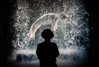 Una mujer observa una instalación de vídeo del artista estadounidense Bill Viola que forma parte de su muestra 'El viaje de Soulat' en el Museo Estatal de Artes Plásticas de Pushkin de Moscú (Rusia).