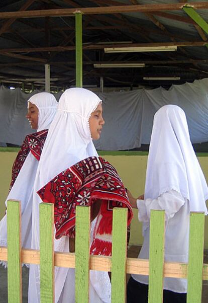 Un grupo de niñas, en la mezquita de Babu Nagah, una escuela de Aceh.