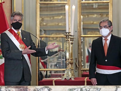 El presidente peruano Francisco Sagasti presenta al nuevo ministro de Salud, Óscar Ugarte.