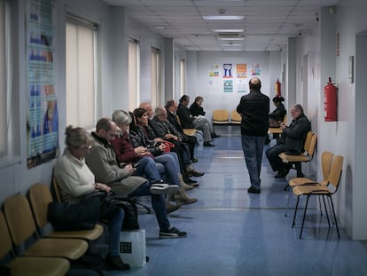 Pacientes esperan en una de las salas de espera del CAP Numancia de Barcelona.