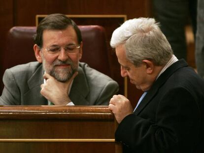 El líder del PP, Mariano Rajoy, y el diputado del Grupo Popular Jaime Ignacio del Burgo, en el Congreso.