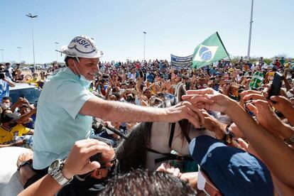 Cientos de personas reciben al el presidente de Brasil, Jair Bolsonaro, en la ciudad de Sao Raimundo Nonato, en su primer viaje dentro del país desde que se recuperó de la covid-19.