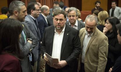 El 'exvicepresident' Oriol Junqueras (centro), tras su intervención en el Parlament este martes.