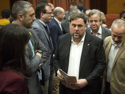 El 'exvicepresident' Oriol Junqueras (centro), tras su intervención en el Parlament este martes.