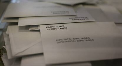 Votos dentro de sobres en el interior de una urna del colegio electoral Ausias March de las Corts.