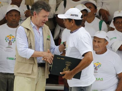 Juan Manuel Santos, en un acto de restituci&oacute;n de tierras el pasado abril. 