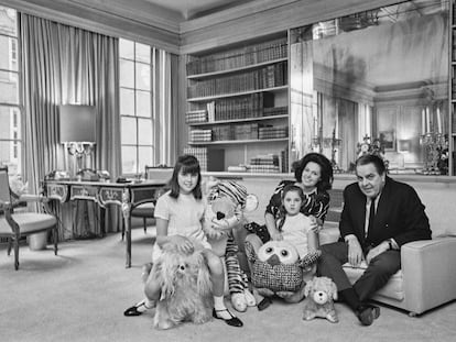 El productor Albert Broccoli (1909 - 1996) posa con su mujer Dana y sus hijas Tina (a la izquierda) y Barbara en su salón familiar en 1967.