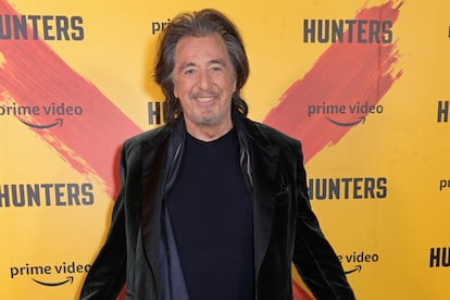 Al Pacino. Él mismo reconoce que llegó a estar tan de moda que incluso podían ofrecerle interpretar a la reina Isabel II con tal de que encabezara el cartel de una película. La estrella setentera por excelencia también recibió el guion de una extraña producción de ciencia-ficción llamada 'La guerra de las galaxias', que contaba con él como opción prioritaria para dar vida al contrabandista Han Solo. Pese a que le ofrecieron “mucho dinero”, Pacino no entendió nada de lo leído y prefirió pasar a otra cosa. Ahora afirma bravucón que “Harrison Ford tiene una carrera gracias a él”.