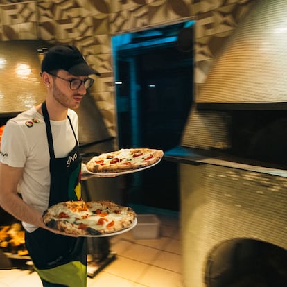 Un camarero de la pizzería Salvo.