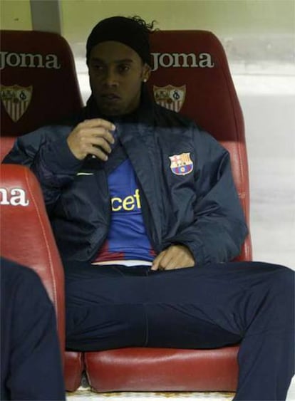 Ronaldinho, en el banquillo del Sánchez Pizjuán.