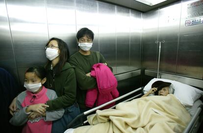 Visitantes en el hospital Príncipe de Gales de Hong Kong llevan mascarillas para protegerse del virus en una imagen tomada el 14 de marzo.