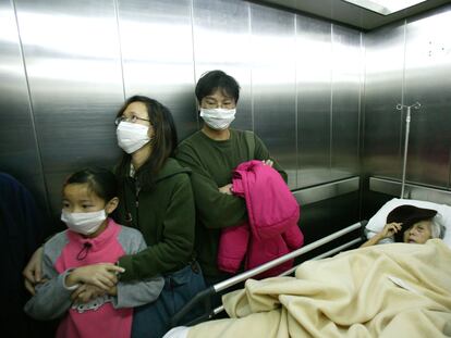 Visitantes en el hospital Príncipe de Gales de Hong Kong llevan mascarillas para protegerse del virus en una imagen tomada el 14 de marzo.