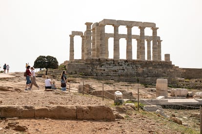 Tourists at the Temple of Poseidon at Sonio, built around 440 BC, Attica, Greece.