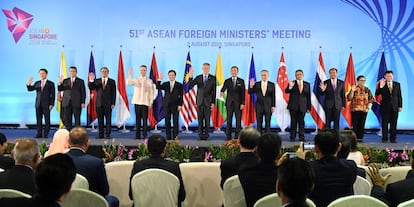 La imagen corresponde a un encuentro de ministros de Exteriores celebrado en Singapur el pasado agosto, pero también podría ser un buen reflejo de la cantidad de mujeres que han sido jefas de Estado o Gobierno en los países que integran la Asociación de Naciones del Sureste Asiático. La mujer que posa en la foto de familia rodeada de hombres es Retno Lestari, titular de Exteriores de Filipinas, uno de los países de esta organización supranacional que ha tenido presidentas o primeras ministras en algún momento de su historia. Tailandia, Indonesia o Myanmar (antigua Birmania) han logrado también este hito. Precisamente en este último país, la primera ministra y líder de facto, Aaun Sin Suu Kyi, lleva meses envuelta en polémicas a raíz de los asesinatos cometidos por oficiales del Ejército a miembros de la comunidad musulmana minoritaria rohingya. A Suu Kyi, que es Nobel de la Paz, se la ha acusado de ponerse de lado ante lo que la ONU ha calificado de "intento de genocidio".