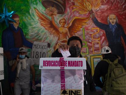 Personas emiten su voto durante la consulta de revocación de mandato en la casilla especial ubicada en la calle de Guatemala en el Centro Histórico de la Ciudad de México.