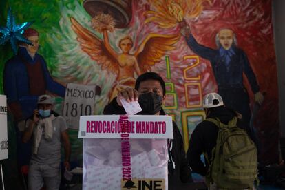 Personas emiten su voto durante la consulta de revocación de mandato en la casilla especial ubicada en la calle de Guatemala en el Centro Histórico de la Ciudad de México.