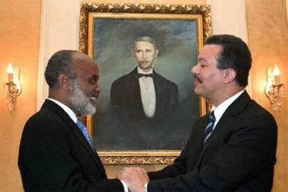 René Preval (izquierda) y Leonel Fernández, el jueves, durante su reunión en Santo Domingo