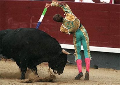 Manuel Escribano pone las banderillas, ayer, en Las Ventas.