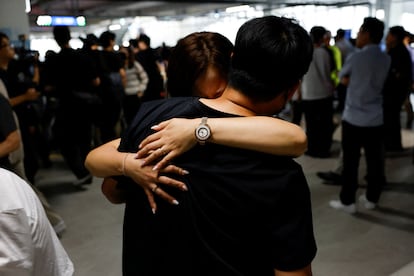 Un trabajador detenido en la macrorredada de la semana pasada en Georgia (EE UU) abraza a un familiar tras aterrizar este viernes en el aeropuerto internacional de Incheon (Corea del Sur).