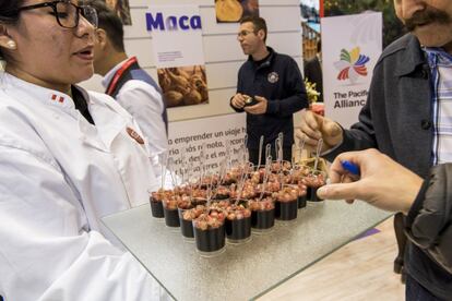 El tradicional pisco 'sour' se acompaña en el estand de Perú con una gran variedad de sofisticados bocados, como esta gelatina de maíz rojo con granada. La cocina de Perú se ha erigido como una de las más pujantes y vanguardistas de Latinoamérica.  