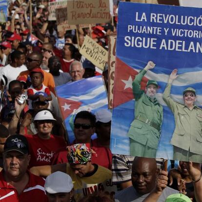 Manifestantes portan una pancarta en la que se apoya el régimen tanto de Fidel como de Raúl Castro. La imagen se tomó en la Plaza de la Revolución durante la celebración del 50 aniversario del desembarco de Bahía Cochinos (hito dentro del castrismo). El acto se realizó el mismo día que el Congreso.