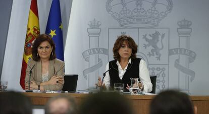 Carmen Calvo y Dolores Delgado, durante la rueda de prensa posterior al consejo de ministros.