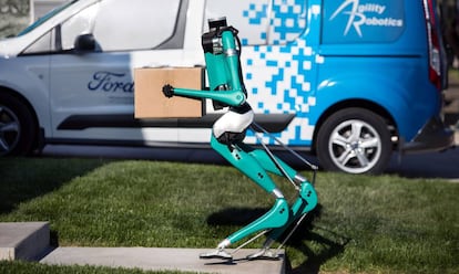 Digit, el robot de Ford para la entrega de paquetes con coches aut&oacute;nomos.