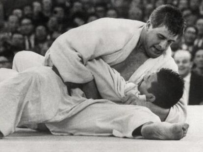 Gessink inmoviliza a Kaminga en el combate de los Juegos de Tokio 1964.