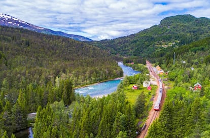 Siete horas y 22 paradas (incluyendo la de partida y la de llegada) dura el trayecto entre Oslo y Bergen, que está considerado uno de los viajes en tren más pintorescos del mundo. Los pasajeros atraviesan Hardangervidda, una de las mesetas montañosas más altas de Europa (en la imagen), con un paisaje sencillamente espectacular. Hay cuatro salidas diarias y el precio por trayecto cuesta a partir de 900 coronas noruegas (unos 93 euros). Todos los meses, NSB (Ferrocarriles Noruegos) pone a la venta billetes a bajo precio, llamados minipris. En la estación de Myrdal se puede tomar una de sus ramificaciones, el Tren de Flåm, famoso, turístico, y una de las líneas ferroviarias más empinadas del planeta. Más información: <a href="https://www.nsb.no/en/our-destinations/our-regional-railway-lines/bergenrailway" target="_blank">www.nsb.no</a>