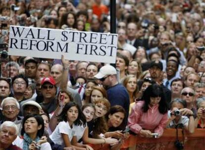 Un grupo de manifestantes en los aledaños de Wall Street, tras la conferencia de Barack Obama.