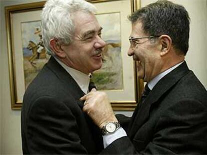 Pasqual Maragall y el presidente de la Comisión Europea, Romano Prodi, ayer en Bruselas.