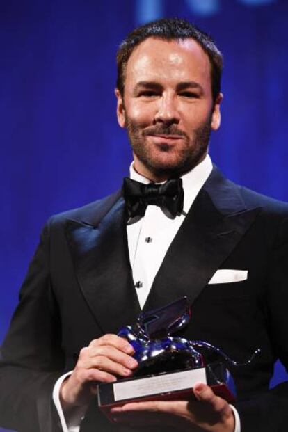 Tom Ford, con el premio que recibió en Venecia.