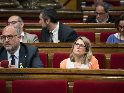 Els diputats de Junts per Catalunya Eduard Pujol i Elsa Artadi, al Parlament.