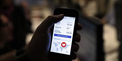 Un usuario consulta una página web en su teléfono móvil.
