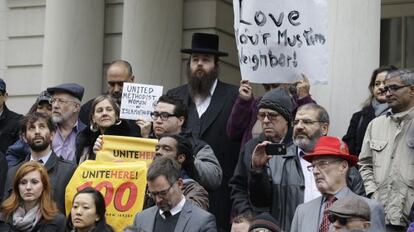 Protesta ante el Ayuntamiento de Nueva York contra Donald Trump por su propuesta de bloquear la entrada de musulmanes a EE UU.