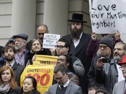Protesta ante el Ayuntamiento de Nueva York contra Donald Trump por su propuesta de bloquear la entrada de musulmanes a EE UU.