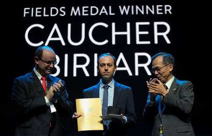 El matemático Caucher Birkar, en el centro, recibiendo la medalla Fields, este miércoles en Río de Janeiro.