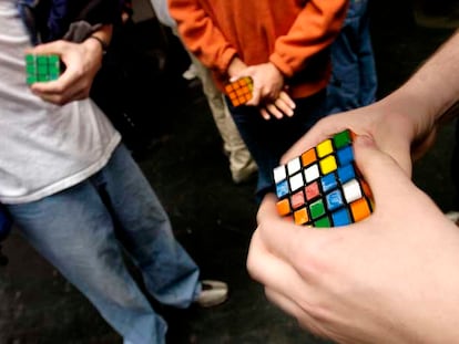 Jóvenes participantes en una competición del cubo de Rubik ensayan poco antes de enfrentarse.