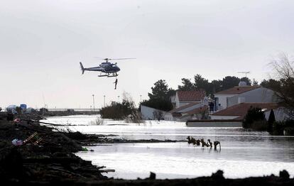 Un helicóptero de la Gendarmería francesa ayuda en las labores de evacuación de residentes de la localidad de L'Aguillon sur Mer.