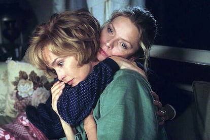 Jessica Lange y Michelle Pfeiffer, en la adaptación de 'Heredarás la tierra' (1997).