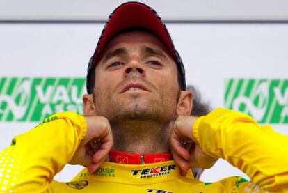 Alejandro Valverde, con su último <i>maillot</i> amarillo, el del Tour de Romandía, triunfo del que ha sido desposeído.