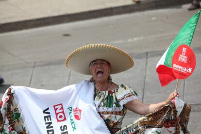 Una mujer participa en la protesta en contra de la reforma energética promovida por el Gobierno mexicano.